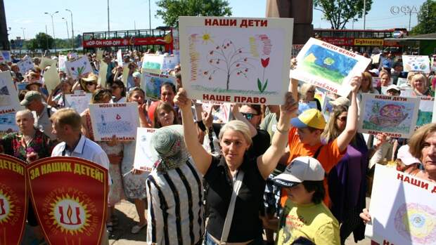 Правительство Латвии — на помойку! Русский марш по центру Риги Сбор и митинг на площади Латышских стрелков в Риге 2 июня