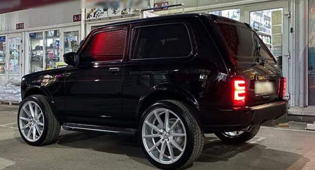«Ниву» с рулем от Mercedes-AMG G63 продают почти за 1,5 млн рублей