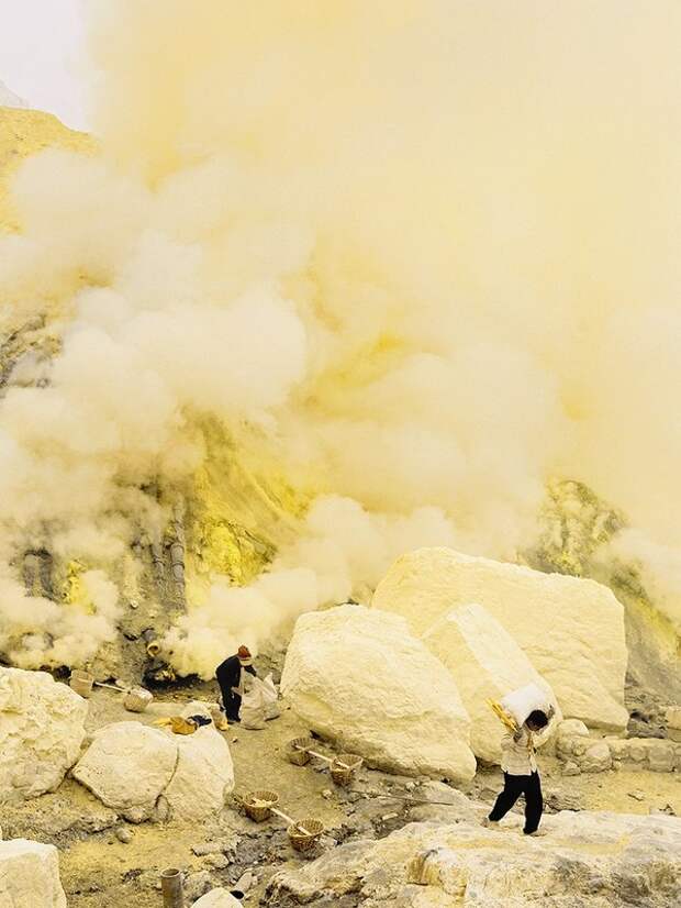 Адская работа - добыча серы в кратере вулкана Иджен. Ява, Индонезия