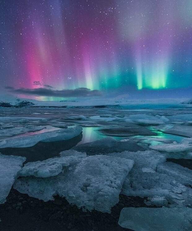 Исландия, северное сияние над ледниковой лагуной Йокульсарлон