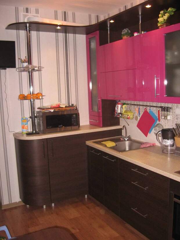 Дизайн угловой контрастной кухни 9 кв.м (10 фото)