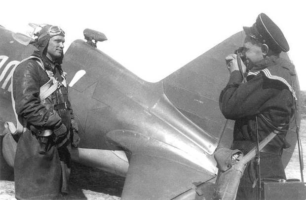 Сафонов у своего И-16.