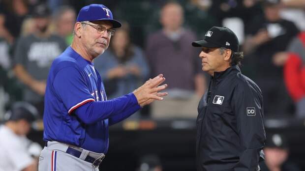 Rangers manager Bruce Bochy arguing a call