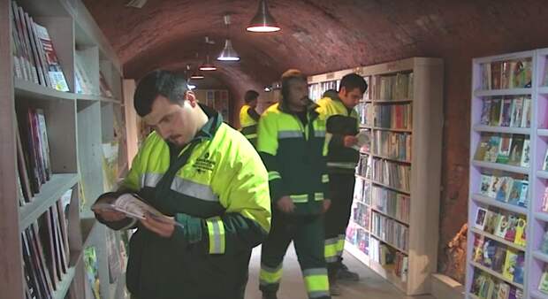 Эти сборщики мусора подбирают выброшенные книги для своей библиотеки. Теперь это самые образованные мусорщики