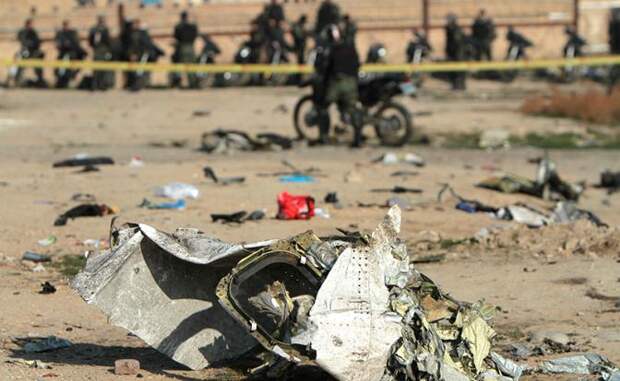 На фото: пассажирский самолет Boeing-737 "Международных линий Украины" разбился в Иране