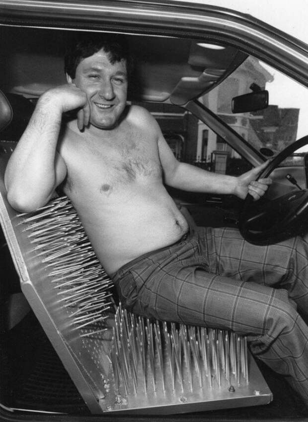 Каскадёр Джон Дин на гвоздях, которые он установил в своей машине, для тренировки выносливости, 26 февраля 1981 год. история, ретро, фото