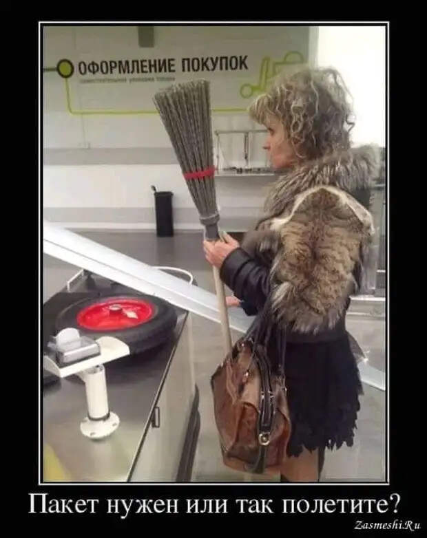 Задыхаясь, вбегает мужик на набережную, забрасывает свой чемодан...