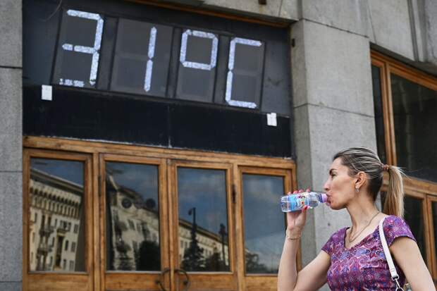 Москвичам посоветовали не находиться долго на улице из-за сильной жары