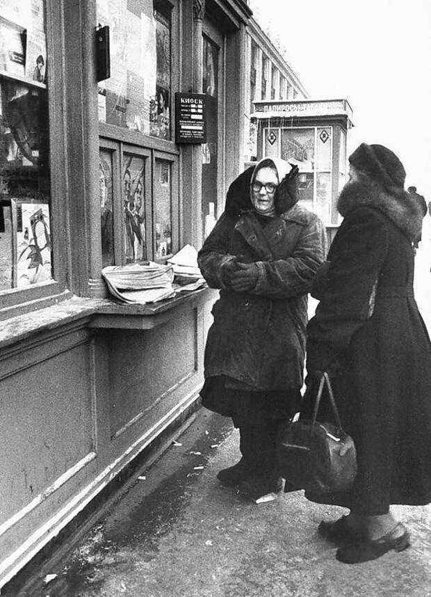 Газетный киоск возле станции метро «Библиотека имени Ленина» (Боровицкая), 1959 год. город, зима, москва, ностальгия, фото, фотографии