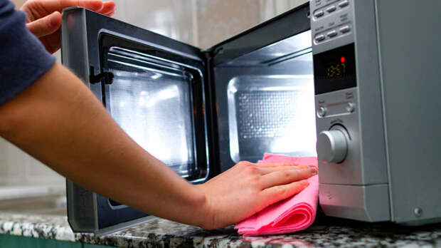 Как быстро почистить микроволновку изнутри