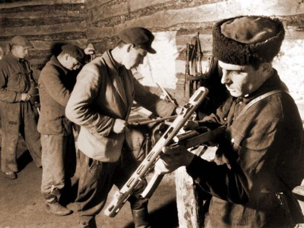 Создавались партизанские оружейные мастерские.