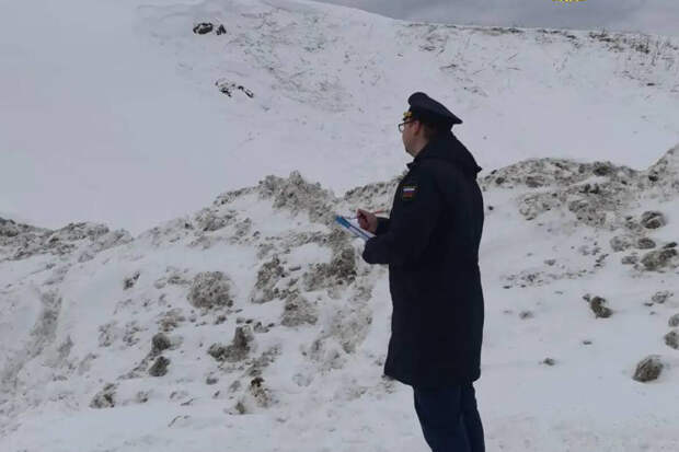 В Свердловской области при сходе снега с горки накрыло двух детей