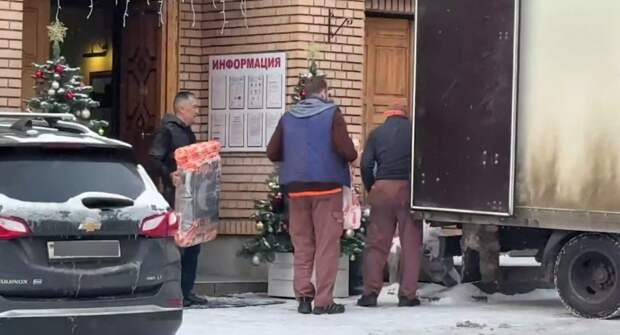 Переезд Долиной из квартиры в Хамовниках попал в объективы журналистов.