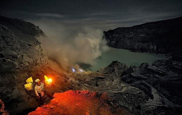Адская работа - добыча серы в кратере вулкана Иджен. Ява, Индонезия. работа, Индонезия, фотография, вулкан, длиннопост