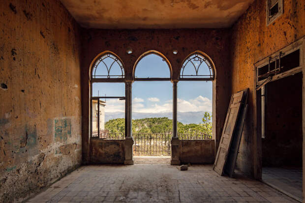 Один из немногих особняков, который начали восстанавливать (фотопроект «A Paradise Lost», Ливан). | Фото: boredpanda.com/ © James Kerwin.