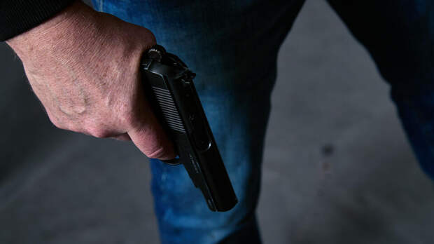 Двое мужчин устроили драку с ножом и пистолетом в центре Москвы