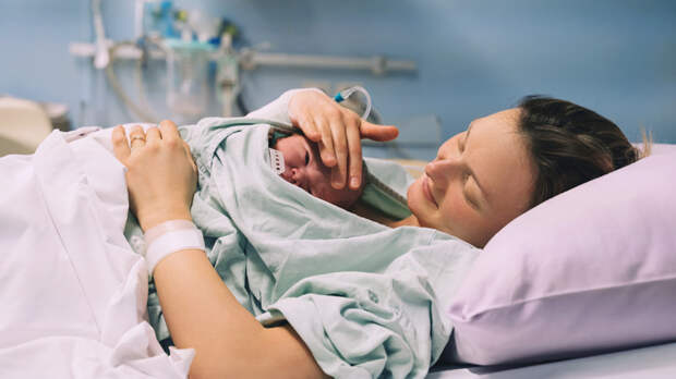 Средний возраст матери при рождении ребенка достиг 26,2 года