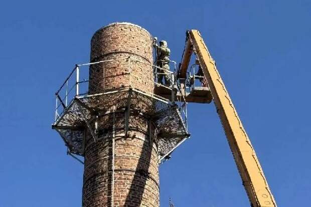 На улице Пензенской начали демонтаж тридцатиметровой дымовой трубы