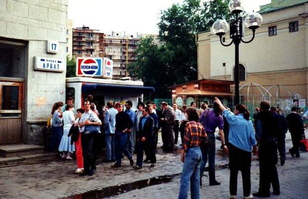 Как в СССР стояли в очередях за «Сладкой жизнью».