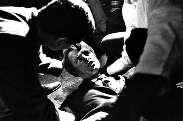 Роберт Ф. Кеннеди лежит на полу после ранения в голову, 1968 год, США знаменитости, люди, фото