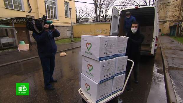 В Петербурге фармакологи подарили 100 тысяч масок врачам Мариинской больницы