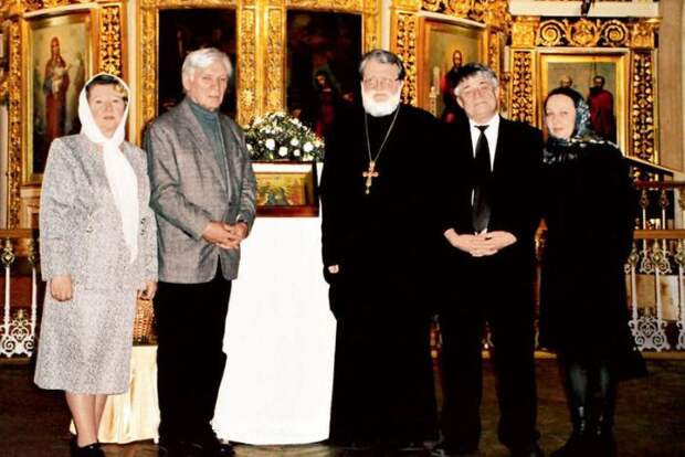 С отцом Константином, матушкой Евгенией (слева), другом Феликсом Кармазиновым и женой Татьяной. 2008 г. / Фото: из личного архива Татьяны Вельяминовой, www.7days.ru С отцом Константином, матушкой Евгенией (слева), другом Феликсом Кармазиновым и женой Татьяной. 2008 г. / Фото: из личного архива Татьяны Вельяминовой, www.7days.ru