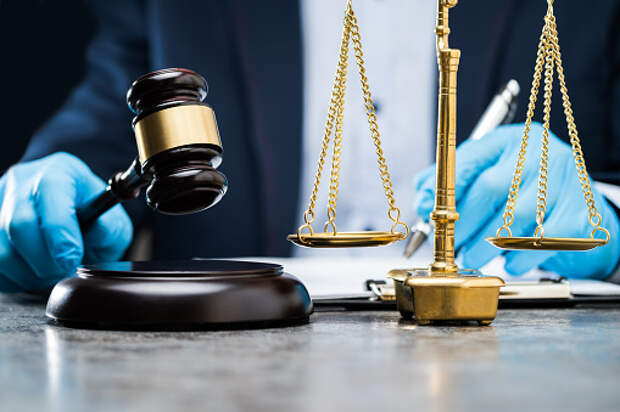 Это изображение имеет пустой атрибут alt; его имя файла - judge-writing-on-paper-picture-id1216652354
