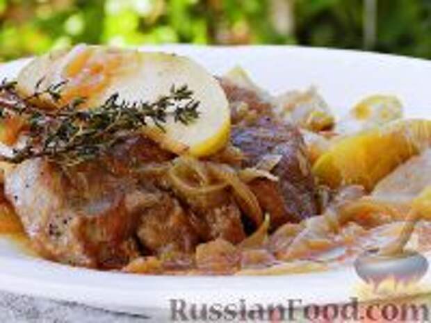 Фото к рецепту: Запеченная свинина с яблоками и луком