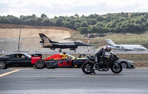 Суперкары, супербайк, автомобиль F1, самолет и истребитель устроили гонку