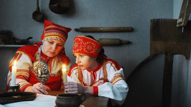 Стоит ли гадать на Святки, что поставить на стол и как украсить дом