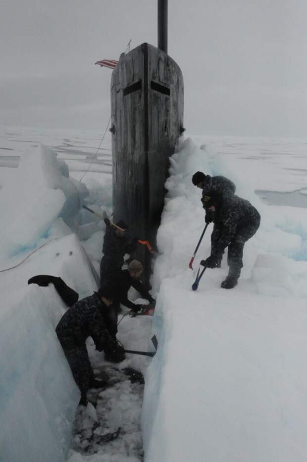 Российские летчики засняли подлодку США, вмерзшую в арктические льды