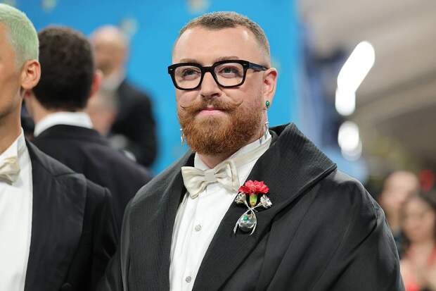 Внешность певца Сэма Смита с обнаженным торсом на фото папарацци обругали в сети