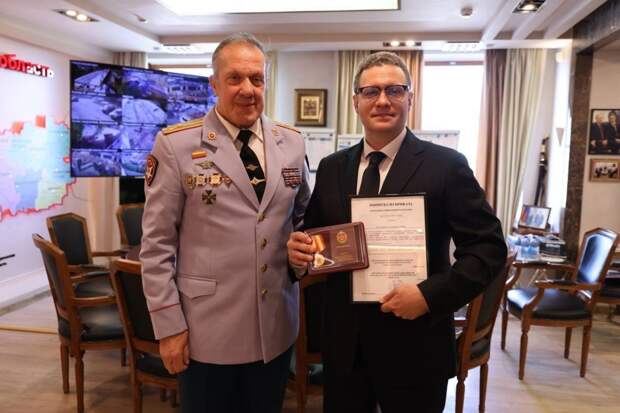 Геннадий Малышев встретился с Георгием Филимоновым, и вручил медаль