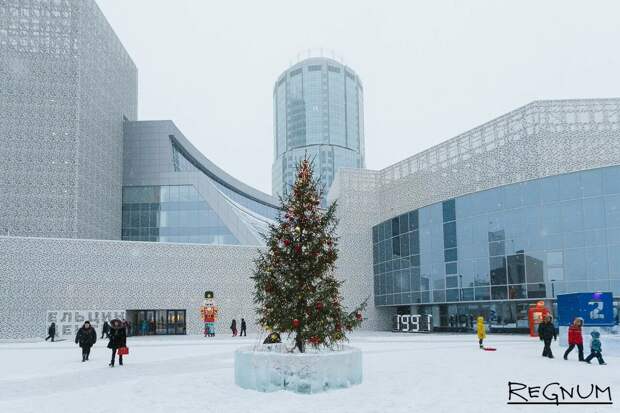 В "Ельцин-центре" показали спектакль, где Россия – сумасшедшая старуха на веревке. Письмо ушло Путину. Ждем