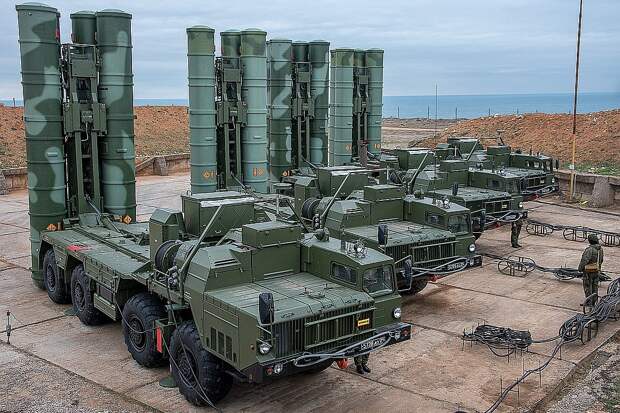 ЗРК С-400 контролирует воздушное пространство над Чонгаром и Армянском. Фото: Анна САДОВНИКОВА