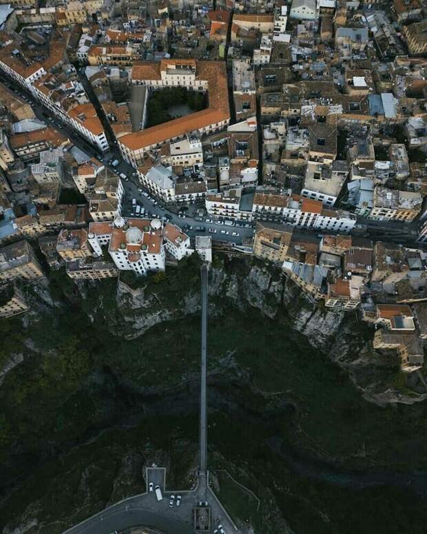 онстантина, или "город висячих мостов", в Алжире. Город находится на плато на высоте 600 м над уровнем моря и окружён глубоким ущельем, над которым проложены узкие мосты
