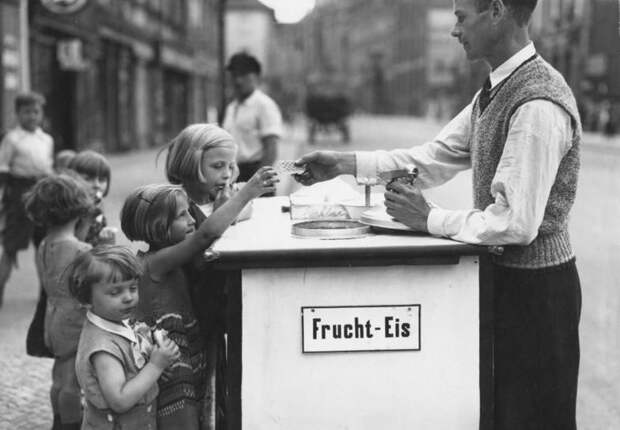 2. Дети покупают фруктовое мороженое с лотка, Берлин, 1934 г. германия, история, фото