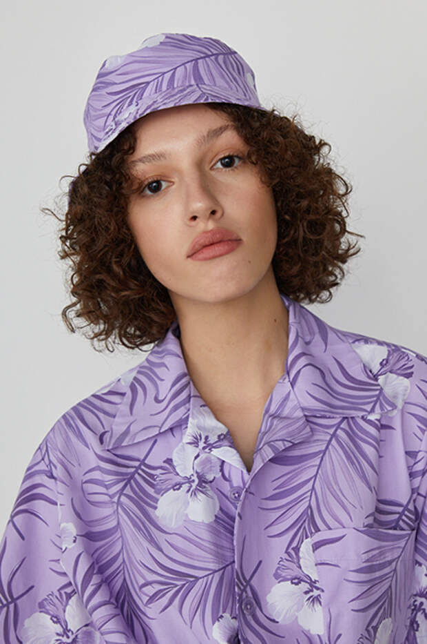 Платья-рубашки, джинсы со смайликами и лен: смотрим новые летние лукбуки