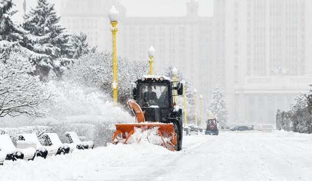 Работы по уборке снега продолжаются во всей Москве