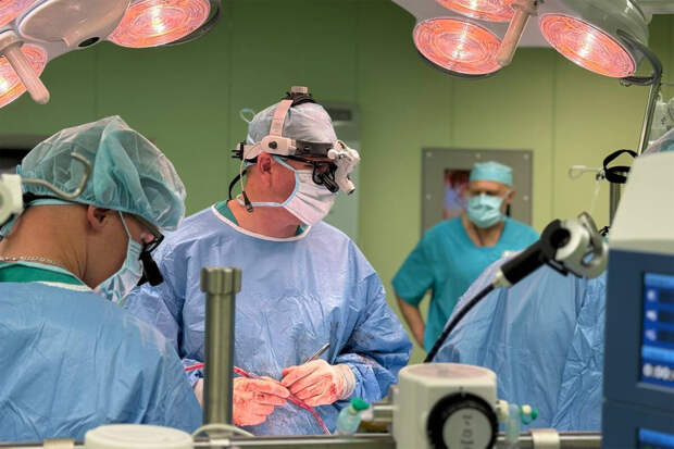 В Будапеште хирург спас раненного в сердце мужчину, прооперировав его на улице