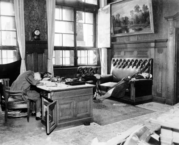 33. Бургомистр Лейпцига покончил с собой на рабочем месте, опасаясь возмездия, 1945 г. германия, история, фото