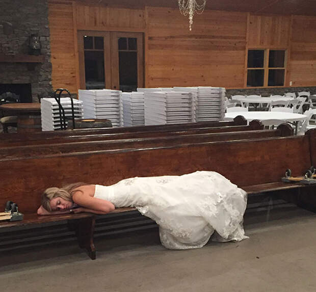 Свадьбы утомительны. Невеста уснула прямо на лавке, как только разошлись гости. / Фото: reddit.com