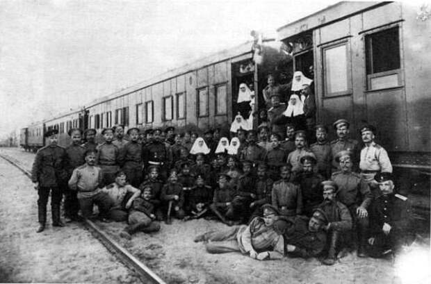 Солдат-санитар Сергей Есенин (лежит на переднем плане) с товарищами по военно-санитарному поезду.