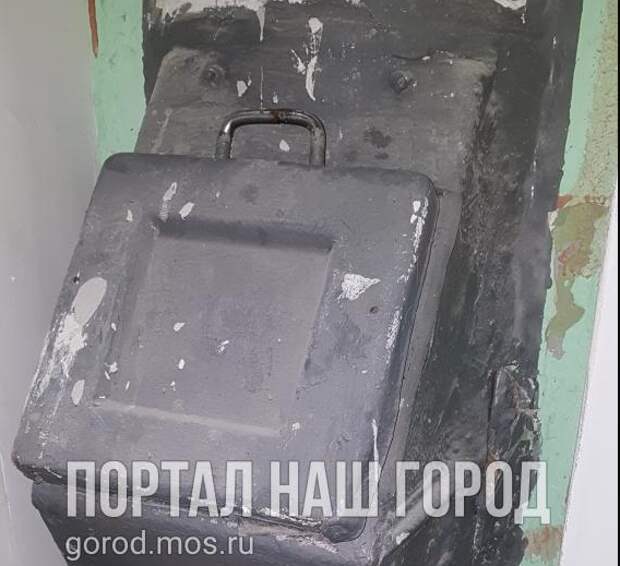 На улице Фабрициуса разбили ствол мусоропровода