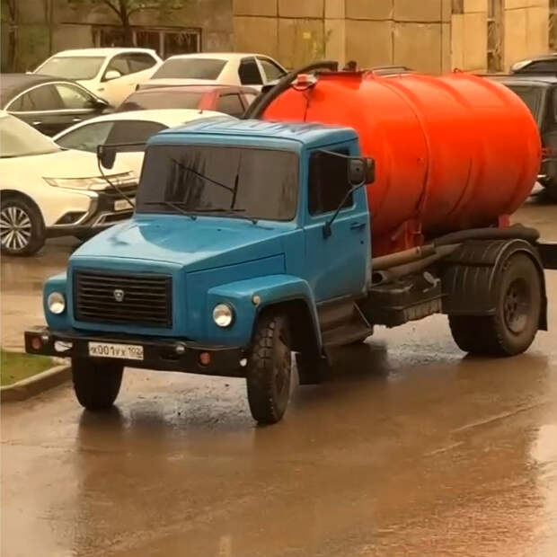 В российском городе заметили «kakavozik» с «блатными номерами»