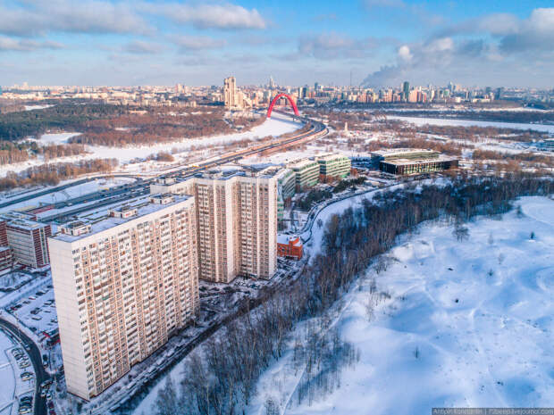 КОПЭ в Крылатском на фоне Живописного моста.