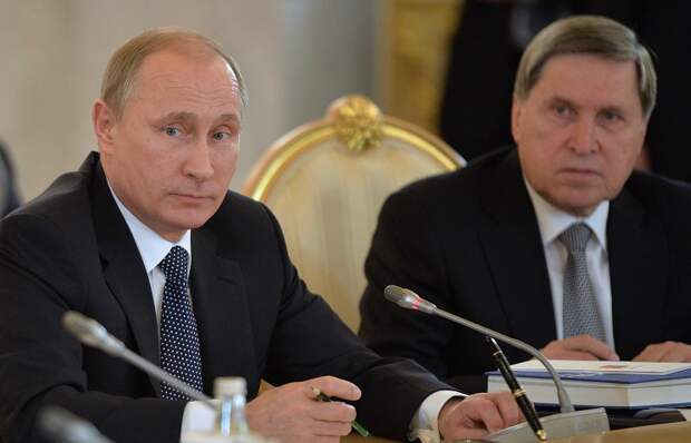 Президент России Владимир Путин и помощник президента РФ Юрий Ушаков на заседании высшего Евразийского экономического совета