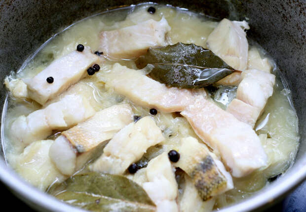 Запечь молочную рыбу. Варка рыбы готовое блюдо. Как вкусно отварить рыбу. Ведро вареной рыбы. Земляная рыба приготовить.
