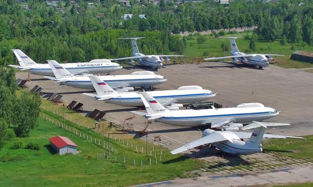 Четыре Ил-80 и два Ил-76СК в аэропорту Чкаловский, 2011 год.