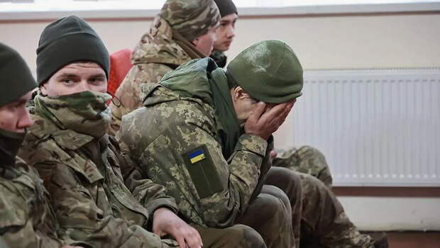 Похоже, ситуация в рядах украинских войск действительно печальная. Уже неоднократно сообщалось, что на разных участках фронта солдаты массово покидают свои позиции.-6